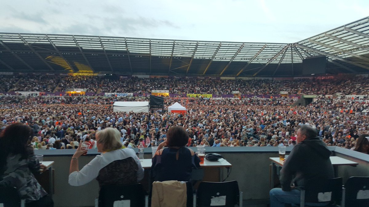 Kellyjo33367512's tweet photo. @LionelRichie last night in swansea 😊 https://t.co/hwieGHL2vl