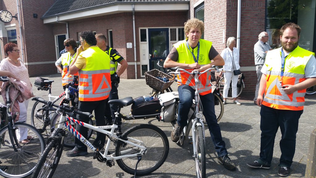 brigadierVWcen's tweet photo. @brigadierVWzuid @handelprocessie stop in Nuenen. *Werkoverleg" met verkeersregelaars. https://t.co/2gBSNRrI1b