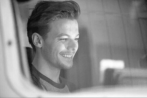 journal_harry's tweet photo. «Je n'ai jamais imaginé pouvoir un jour tomber amoureux d'un sourire. Jamais encore je n'avais vu un comme le sien.» https://t.co/Lmg9iQdzBe