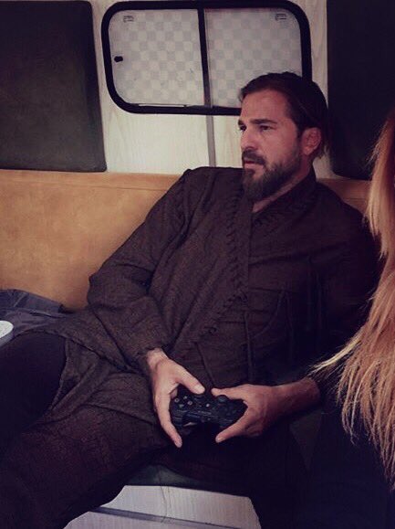 Haberim yokmuş gibi çek kanka #AltanınİlkBabalarGünü