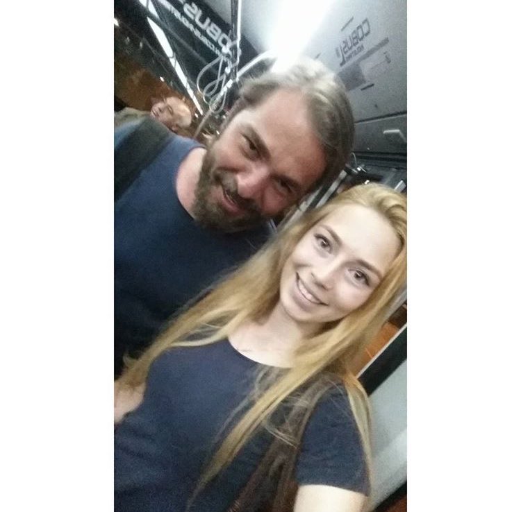 Şu kıza birşey dememek için kendimi zor tutuyorum yemin ederim #AltanınİlkBabalarGünü