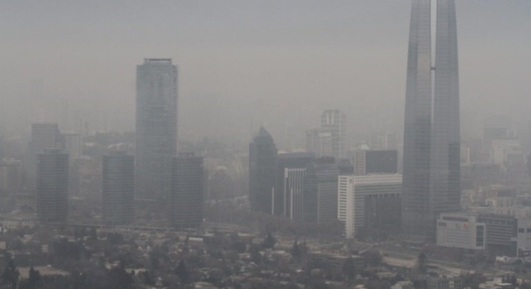 eEAmerica's tweet photo. Santiago de Chile en preemergencia ambiental por mala calidad del aire https://t.co/rxexiWG40u https://t.co/kYy7bks5me