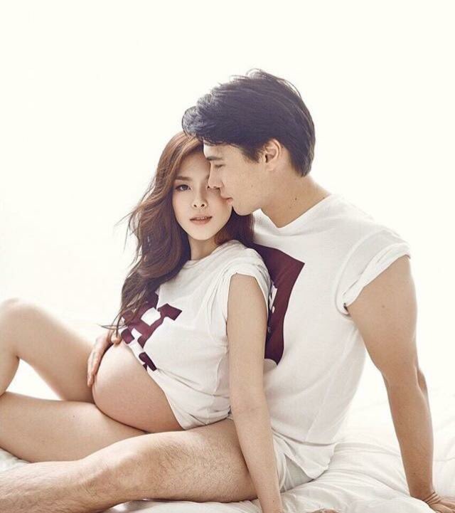 UnderbedDara's tweet photo. ลิเดีย &amp; แมทธิว 

พากันถ่ายแบบขึ้นปกหนังสือ ก่อนจะคลอดในอีกไม่ช้านี้

เป็นคนท้องที่หุ่นสตรองมาก ยอม!

#ใต้เตียงดารา https://t.co/mCx5UIGiZR