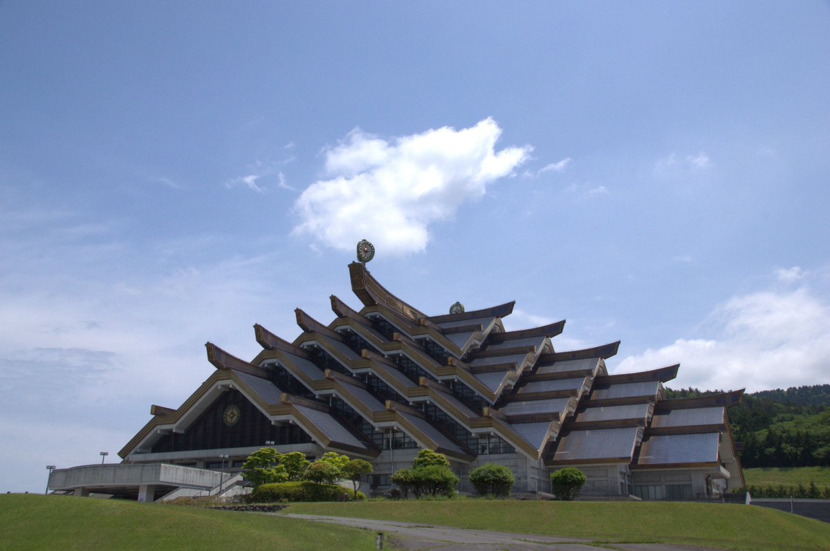 えぬびー 伊豆半島 突如出現する超巨大宗教施設 ３千畳だか６千畳だかのおっきなホールでたった２人 正座で宗教の説明を受けてまいりました