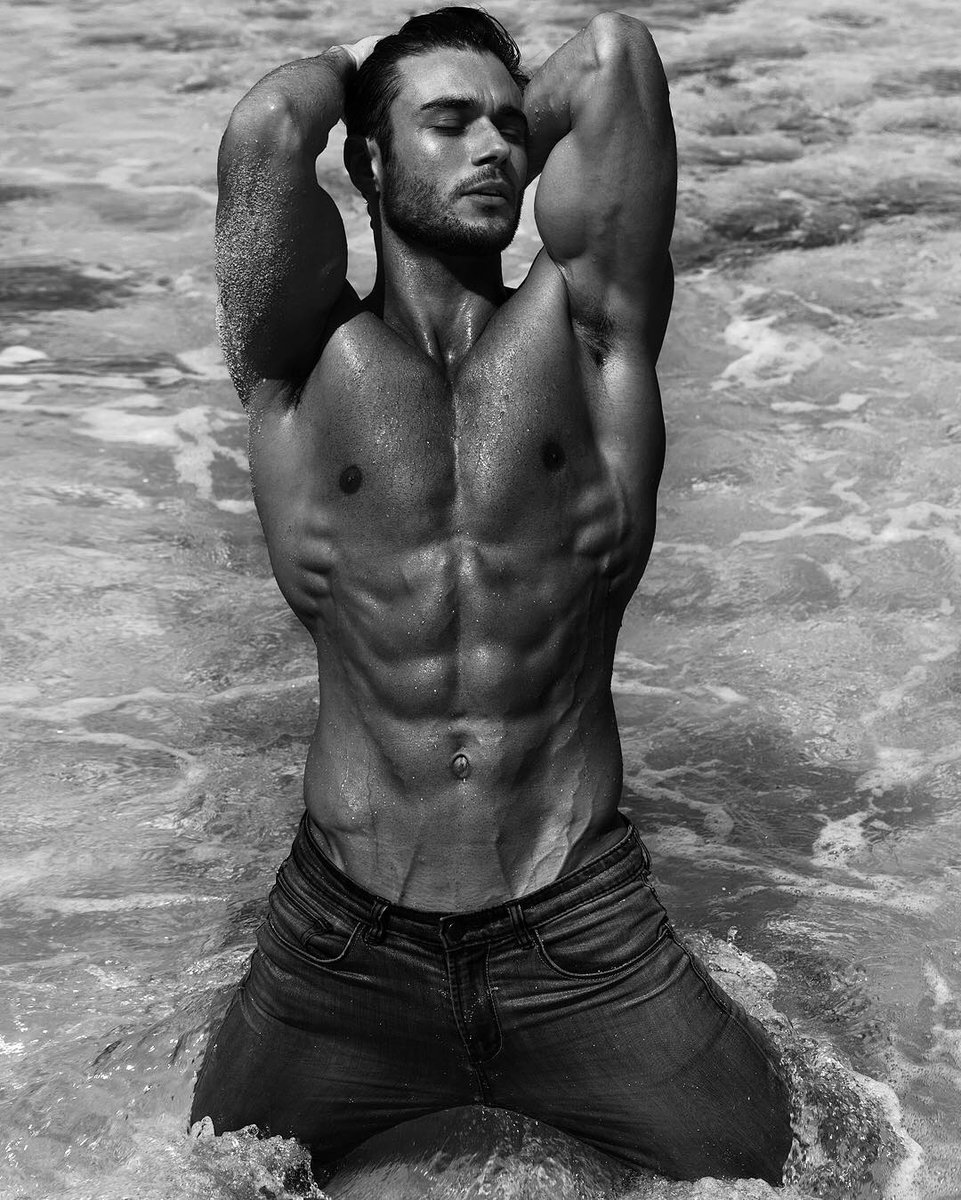 amadeoleandro_'s tweet photo. It's my Birthdayyy todayyy uff 😍🔥💪🎆🎇🎊🎁 Let's celebrate Life my Friends! 🎁🍱🍣🍹🍷 @aliciabibi89 @StelleYana @brookexxy https://t.co/9GM7JRcj1U
