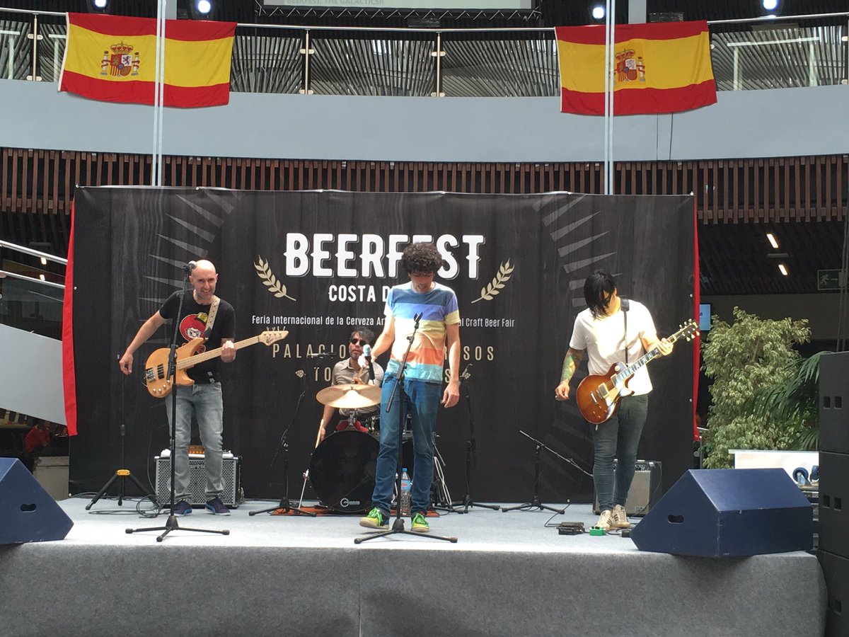 Inma__Arroyo's tweet photo. Musicón y cerveza artesana, esto es BEERFEST... En directo: Grupo Galactics 🎶🍻🎙 #BEERFEST_CS #BFCS2016 https://t.co/DnKbp0za71