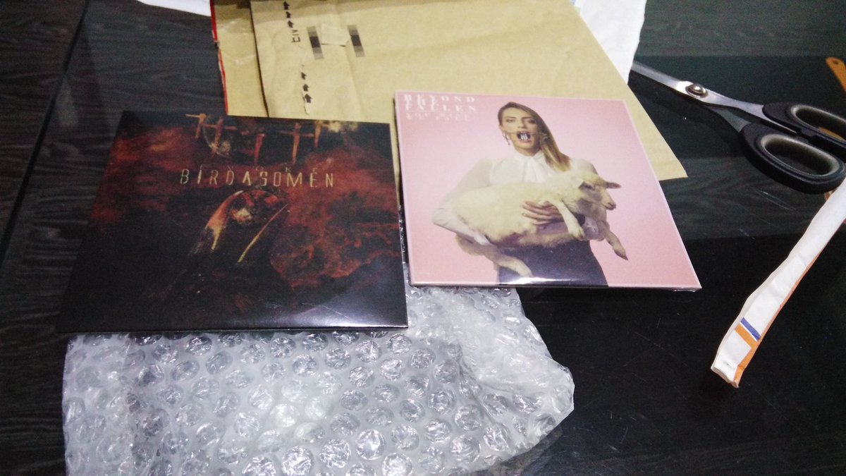 jUgLUuvEbzXJAj3's tweet photo. Finally received them !!! Too EXCITED to say anything!!! @Bird_as_omen @BTFallen https://t.co/pgGRtVst9E