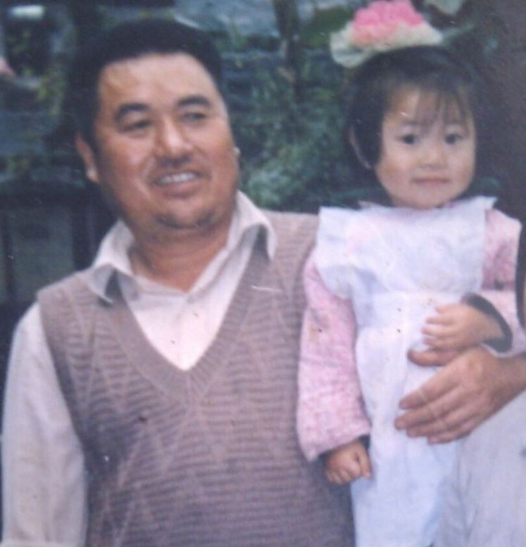 XHNews's tweet photo. Happy #FathersDay "When I grow up, he grows old" dads' "old VS now" pictures shown on China's social media https://t.co/TP8yEvAtkg
