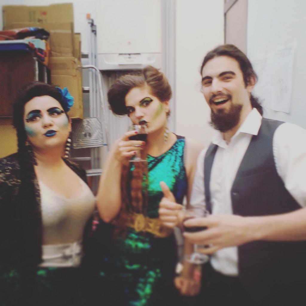 FunkySardines's tweet photo. Dégustation de vins. Une gorgée avant de chanter, une!
#lesenfantsdutarmac #lyon #concert #funkysardines #vin #loges https://t.co/19JctNq0Cm