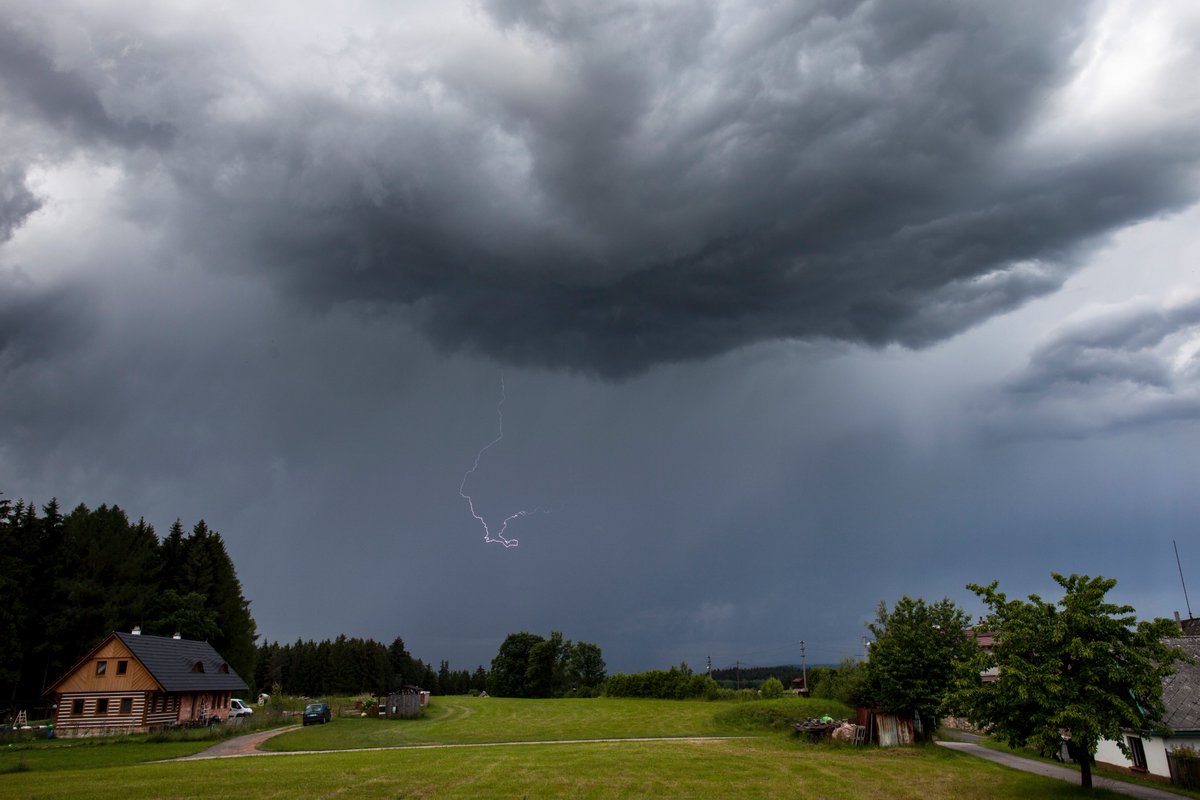 RongeLukas's tweet photo. Dnešní slabší bouřka focená z chalupy směr Trutnov. #lightningtrigger dokonce vzal i několik blesků :-) https://t.co/wbIFWm7bPK