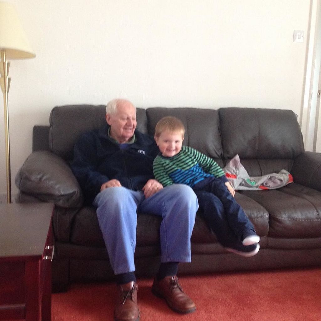CraigDa25338909's tweet photo. Happy Fathers Day Dad #dad #grandad #fathersday #son #grandson #scaffolder #fatbike #offsh… https://t.co/v1ziyeOfW4 https://t.co/skhlvos8E0