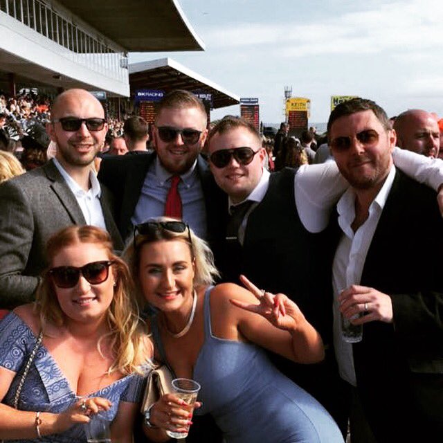 sheenbott's tweet photo. Redcar Races! 🐎👭 https://t.co/1zxBv3H6Na