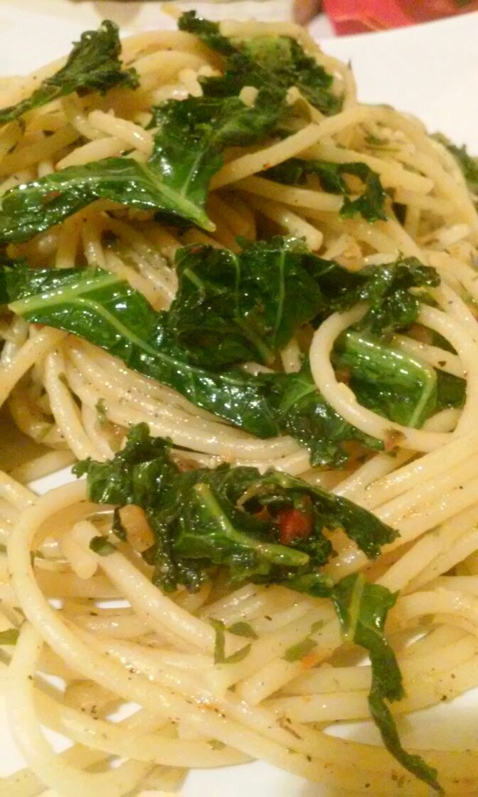 Garlic #spaghetti with #chickenseasoning kale & fresh lemon! No chicken here!
#vegetarian #pasta #recipe #creativity