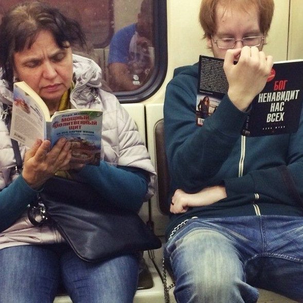 Противоположности встречаются и даже сидят рядом в метро.