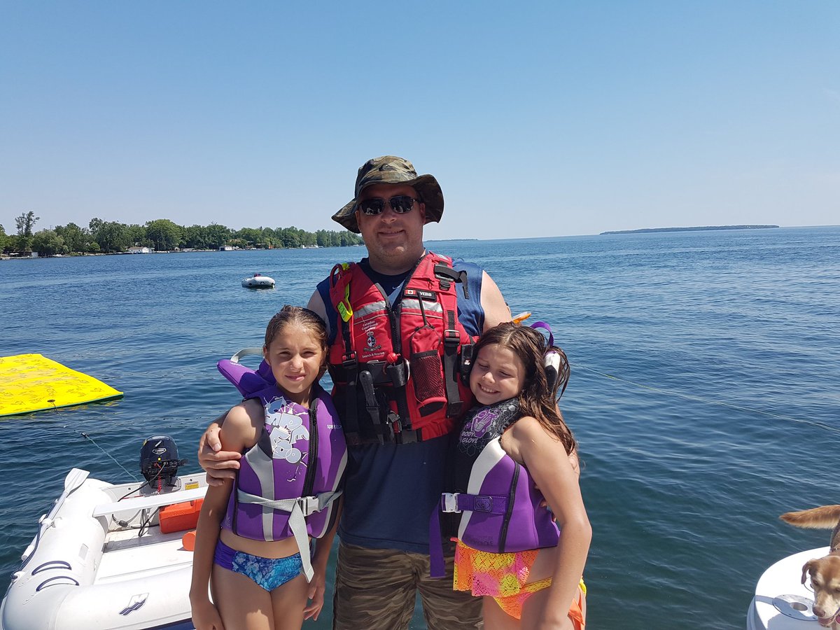 PARA_Rescue's tweet photo. My dad's the coolest & he wears a life jacket. Reply with a pic of your #SafeDad. Happy #FathersDay #boatingsafety https://t.co/414DLNplSI