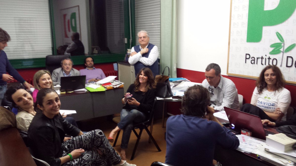 pd_va's tweet photo. Ci stiamo preparando... #pdvarese #lalunganotte https://t.co/8aUlBeGsuB