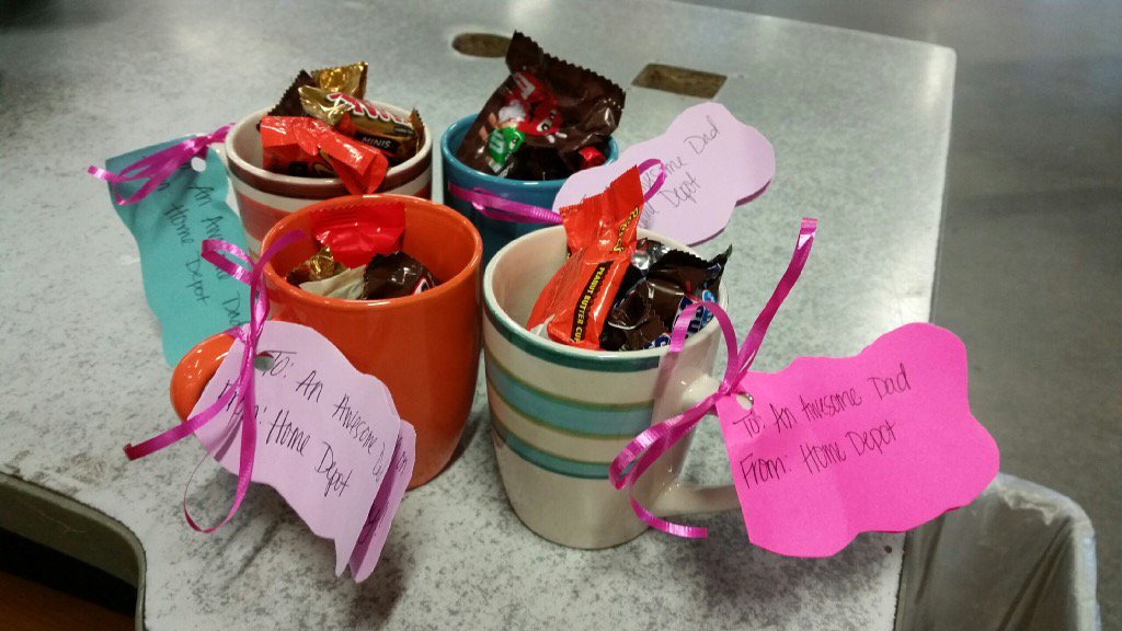 SarbGill01's tweet photo. Employee committee recognizing all of the amazing dads working on Father's Day! Happy Father's Day!! #pacnorthproud https://t.co/KAGo8p4Y0L