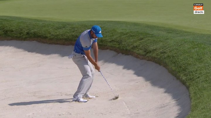 MovistarGolf's tweet photo. ¡Desde el búnker! Enorme birdie de Sergio García para volver a colocarse tercero a tres golpes de Lowry. #USOpenplus https://t.co/Rf7xkOhp32