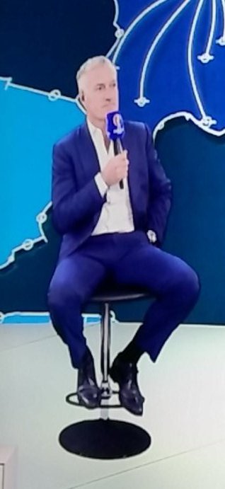GuyLeRx's tweet photo. @M6 ils me tuent
Ca fait du 3D téleportation avec #Deschamps ms pas moyen de lui filer mieux qu'1 tabouret
#FRASUI https://t.co/8rHeNvxkWV