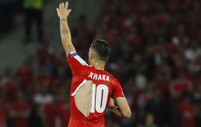 geo7bits's tweet image. En suiza compran las camisetas de la selección en el mercadillo. O eso, o los franceses han desayunado fuerte.