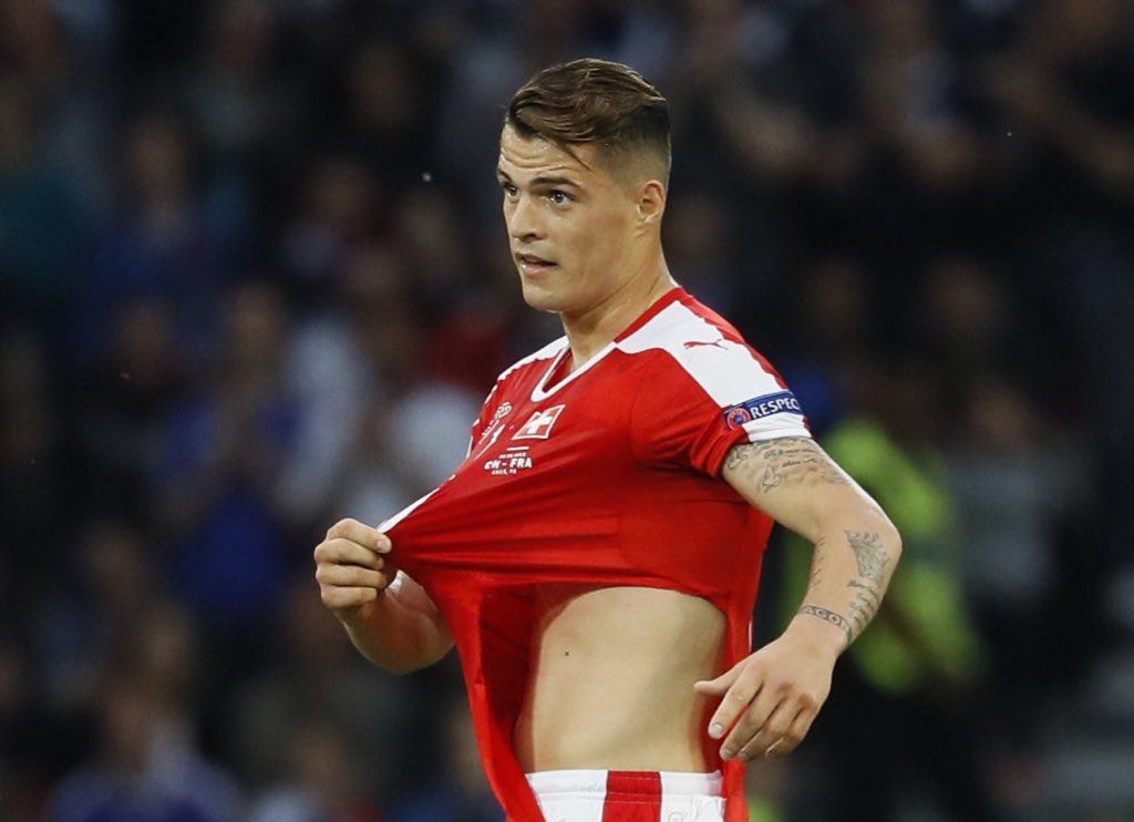 geo7bits's tweet image. En suiza compran las camisetas de la selección en el mercadillo. O eso, o los franceses han desayunado fuerte.