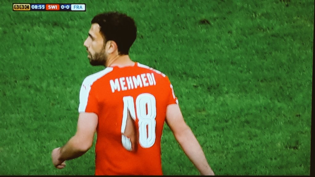 geo7bits's tweet image. En suiza compran las camisetas de la selección en el mercadillo. O eso, o los franceses han desayunado fuerte.