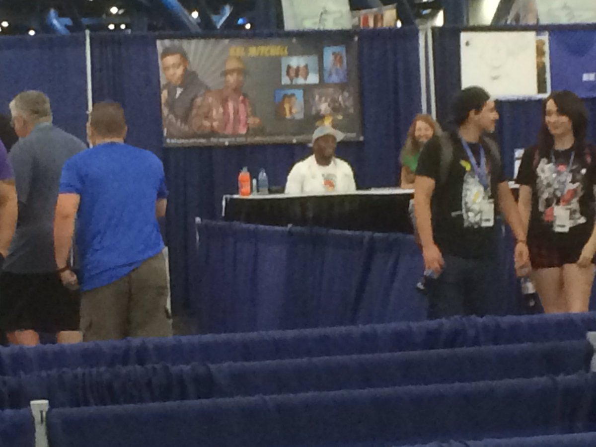 TheMilesLuna's tweet photo. People keep bringing Kel Mitchel orange soda. #Comicpalooza https://t.co/UhR3HsPZZo