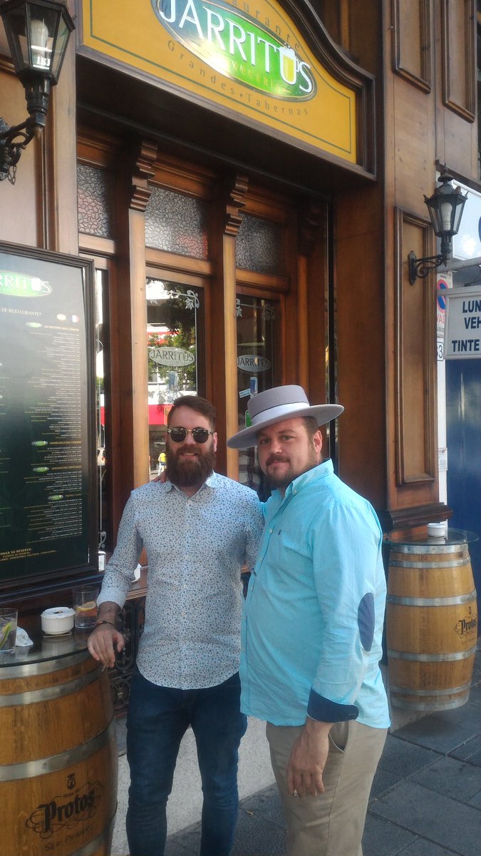 kantalgayo's tweet photo. Con el capo del 6 @aibabur555, precalentando el gaznate en @JARRITUSMADRID #NOGINNOFIESTA https://t.co/O4RXQNVrRR