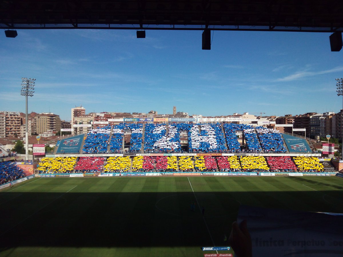 RobertMsp's tweet photo. ESPECTACULAR el mosaic al Camp d'Esports del @Lleida_Esportiu  #NoTenimVergonya https://t.co/s3MxI1ZbUB