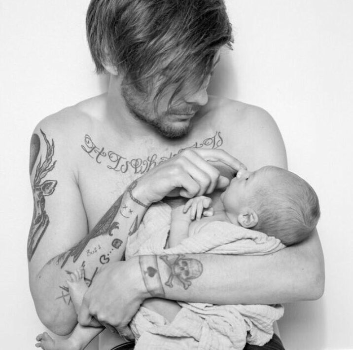 JimmyCommando's tweet photo. Happy first #FathersDay @Louis_Tomlinson ❤️ #ChoiceLoveSong perfect #TeenChoice https://t.co/CBR7mZnCXc