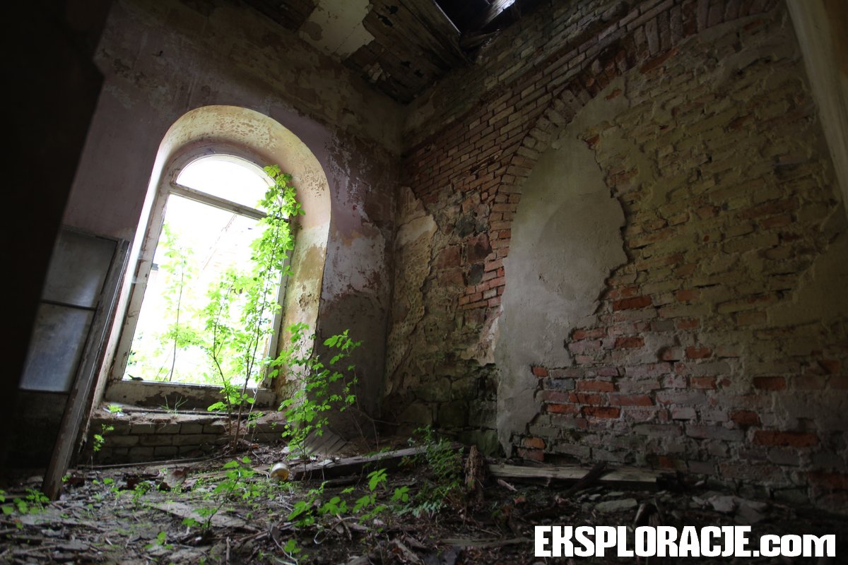Jedno z okien opuszczonego zamku rycerskiego. Fotorelacja już wkrótce na stronie! #abandonedcastle #Poland