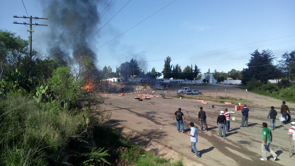 Somoselmedio's tweet photo. Confirman la muerte de un poblador de #Nochixtlan. Policía Federal disparan a la población https://t.co/jDa3o2FG0V