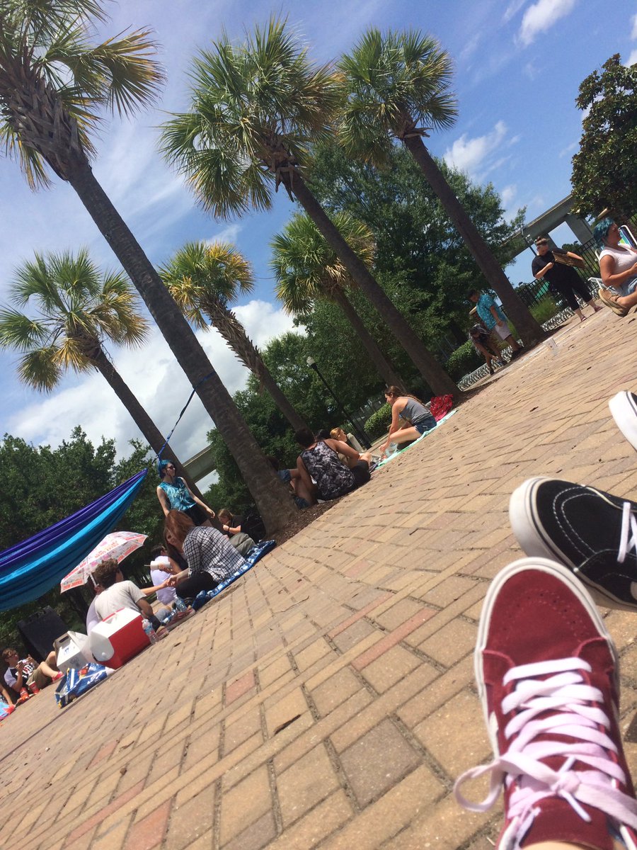 corpseolivia's tweet image. waiting for @PanicAtTheDisco