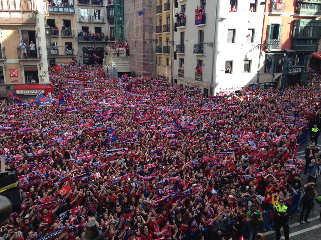 La Plaza del Ayuntamiento se tiñe de rojo. Sin palabras. 

#OsasunaEsDePrimera