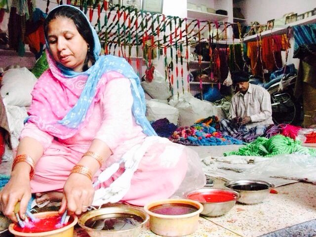 Nilarubia's tweet photo. Traditional Lehariya tie dye work being done in Jaipur, where the style originated, using #naturaldyes #ethicalfa... https://t.co/Xxxgqdlbwa