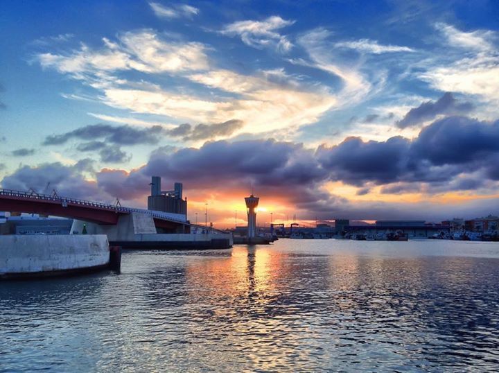 JotaceDP's tweet photo. Sunset at port (Tarragona). Fotografía para Instagram. Buenas tardes amigos ✨ https://t.co/0FVO3ne6eH
