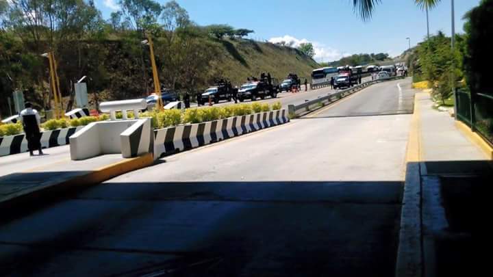 oskar2687's tweet photo. Alerta! No sólo es #Nochixtlan ya empieza el enfrentamiento en #Huitzo DIFUNDAMOS
@Navegaciones @kikesma @hekglez https://t.co/WuLOLQ5qfO