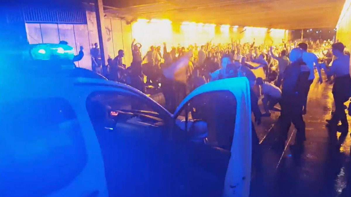 VIDEO | Het blijft lachen met de Ieren. Zaterdag werd de Franse politie vrolijk toegezongen. nos.nl/l/2112198