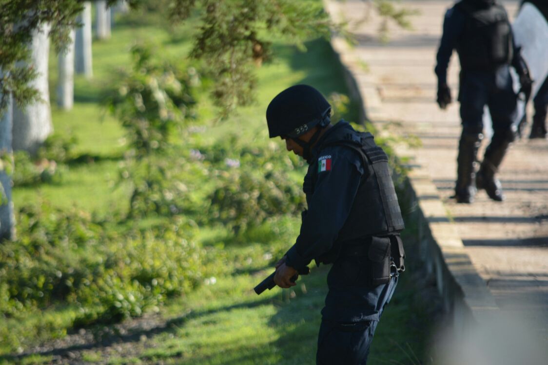 regeneracion_r's tweet photo. 2 personas perdieron la vida por las balas de la @PoliciaFedMx en Nochixtlan: Andrés Aguilar y Yalid Jiménez https://t.co/dPYUmdz2Qn