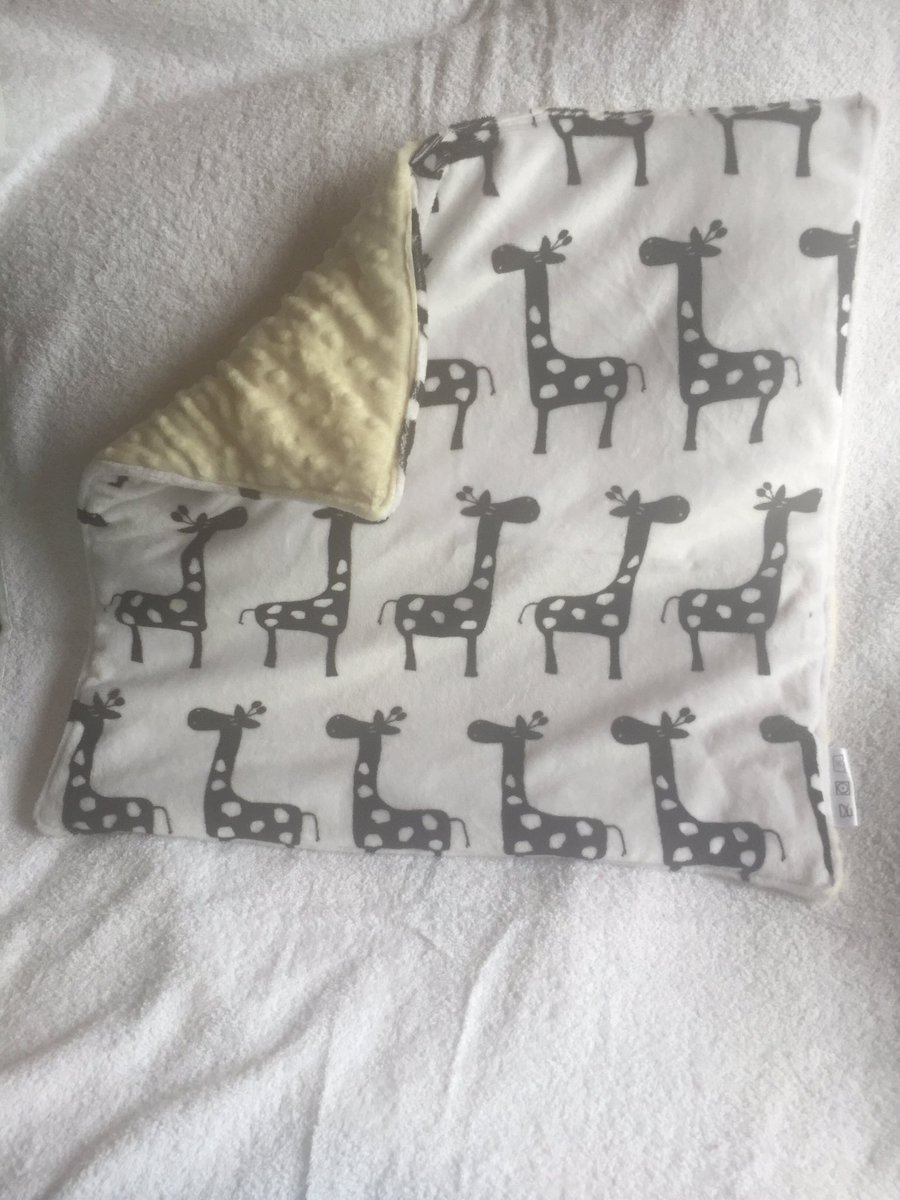 tinycuddles15's tweet photo. #giraffe #blanket #rth #THL #htlmp https://t.co/Op1s1hm46p