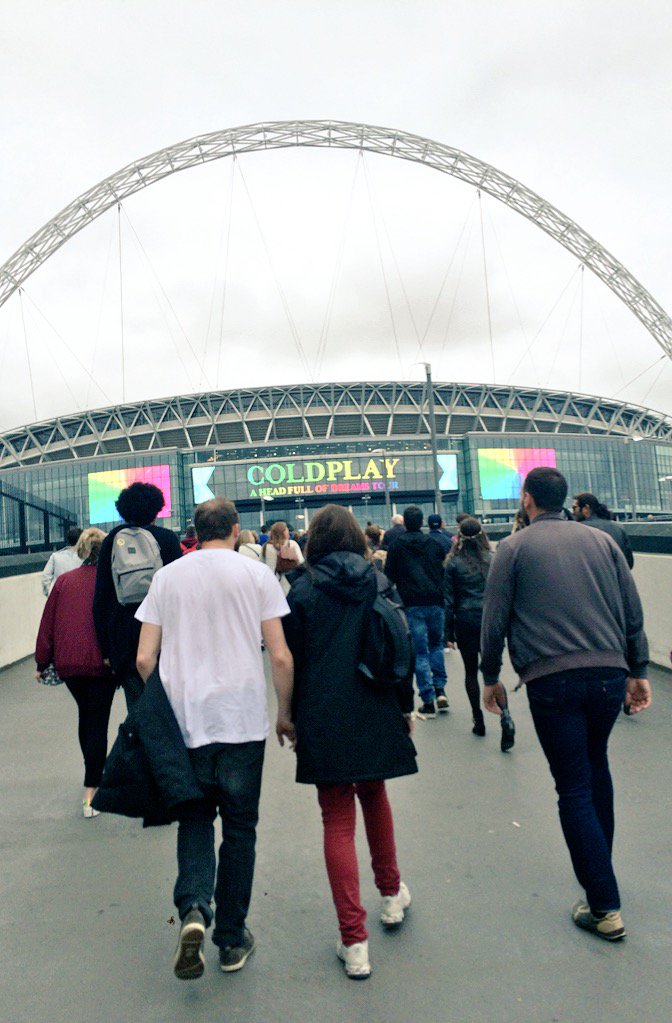 tdnott17's tweet photo. @coldplay excited for an amazing night !! #sundayfunday #Wembley https://t.co/CVKaERhiSa
