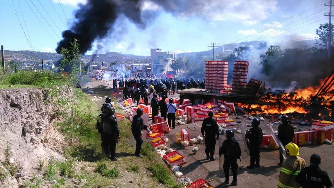 Meksika: Polis CNTE Sendikasının Barikatlarına Saldırdı