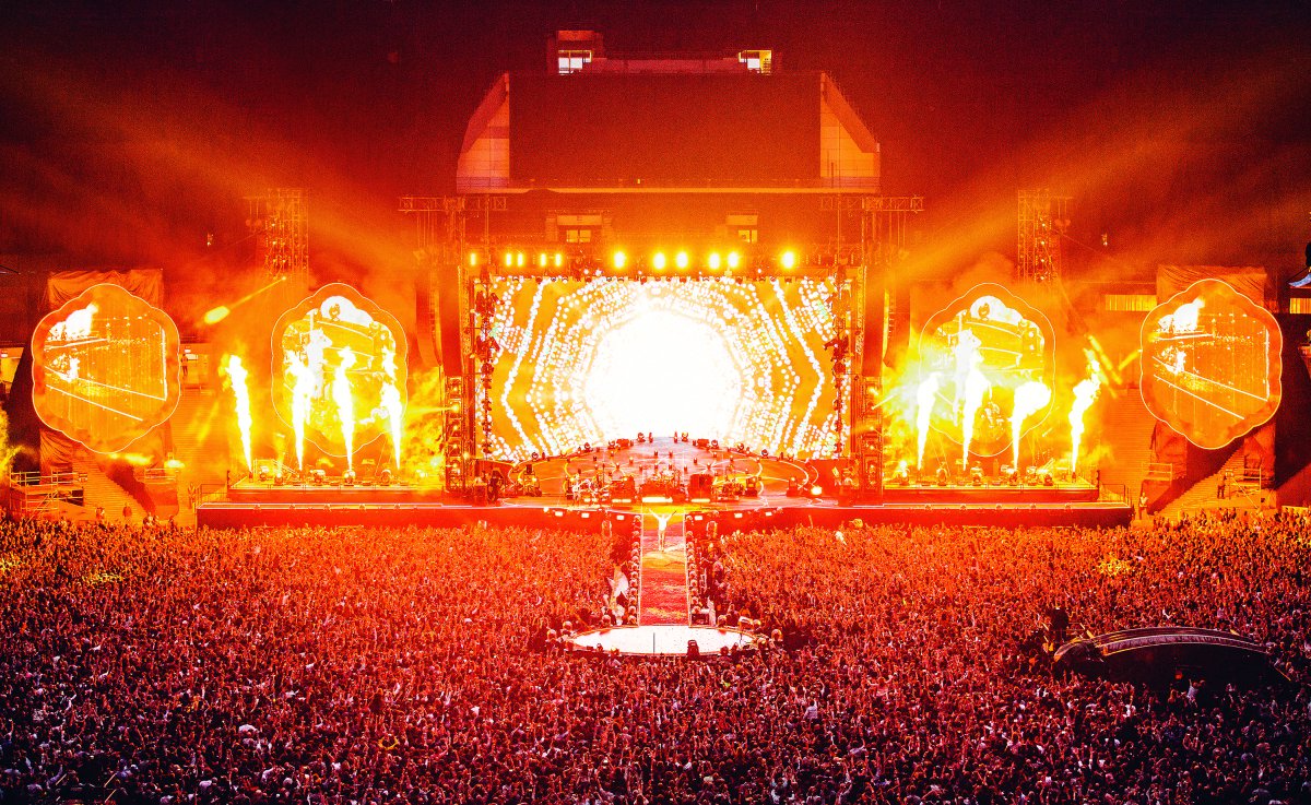 coldplay's tweet image. Wonderful shot from last night's #ColdplayWembley show by @samneill_photo. A