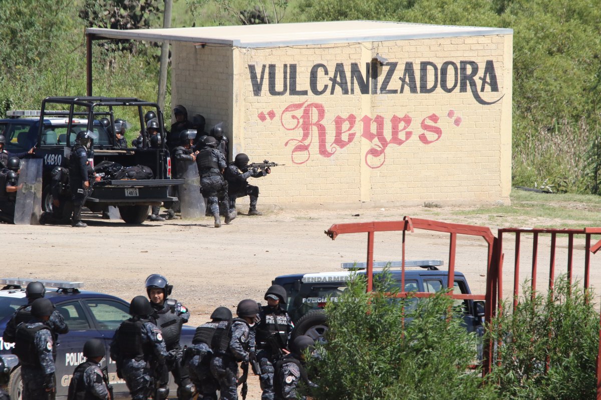 Vera_PCN's tweet photo. Policías usaron rifles automáticos en enfrentamiento con pobladores de #Nochixtlán  https://t.co/Ro6bXVFzoG https://t.co/6nGgvnrYBX