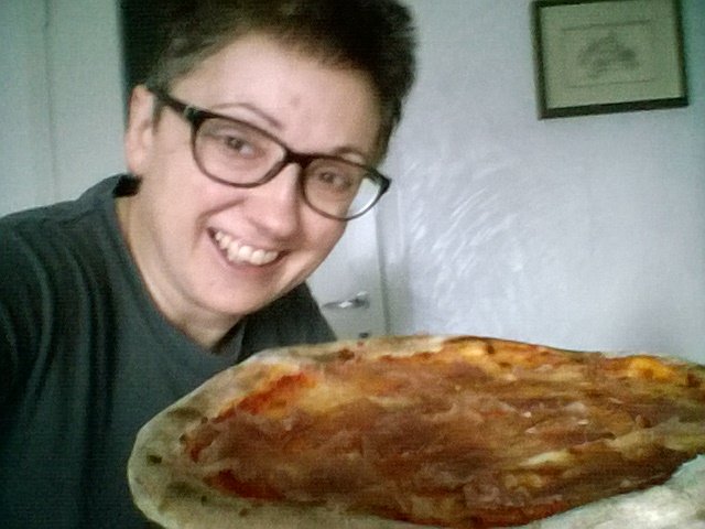 lauraperin3's tweet photo. Anch'io pronta per la pizzata con francesca Michielin #FrancescaCheeks https://t.co/V1qfT64Z82