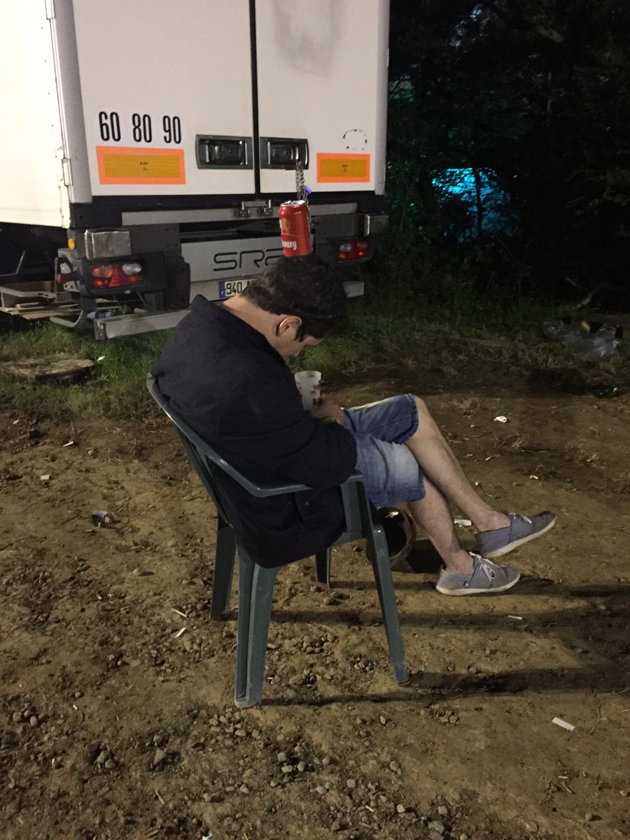 On défie la gravité au <a href="/hellfestopenair/">Hellfest Open Air Festival</a> #Hellfest #hellfest2016 #apero