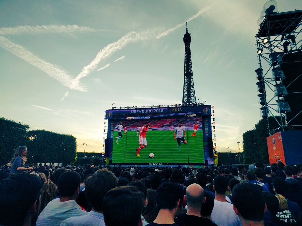 Paris's tweet photo. Le plus beau des salons pour regarder #FRASUI 😍 

#FanZoneTourEiffel #EURO2016 https://t.co/b5ondU4fGw