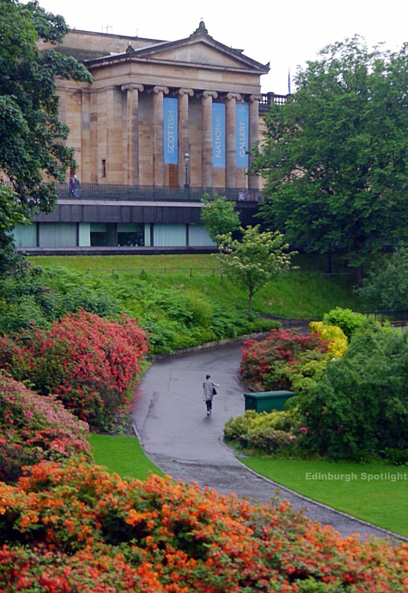 edinspotlight's tweet image. A wet walk through East Princes Street Gardens this evening. #Edinburgh