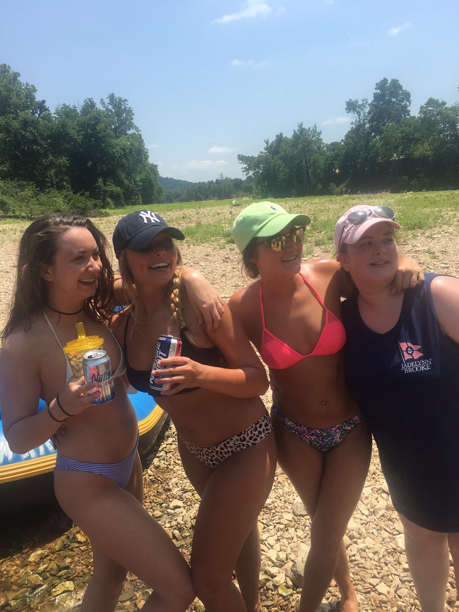LivAnderson14's tweet photo. I love my friends ☀️👙💕🙃 @SteffiPaul https://t.co/J6sxZG5b5d