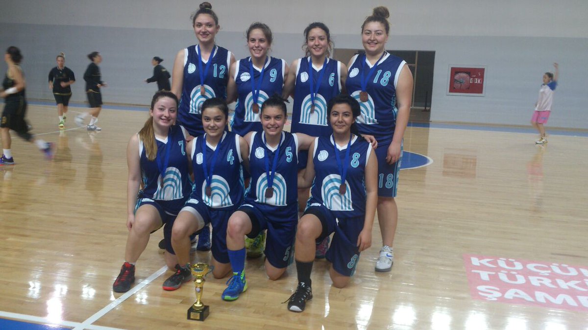 Büyük kadın basketbol takımımız sezonu üçüncü olarak tamamlamıştır. Bütün sporcularımızı tebrik ediyoruz.